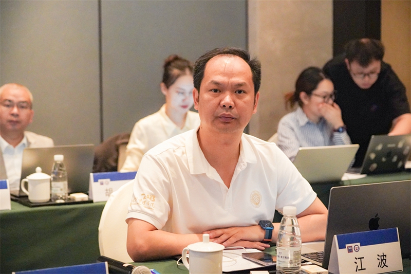 13江波主任上午会议近景.jpg