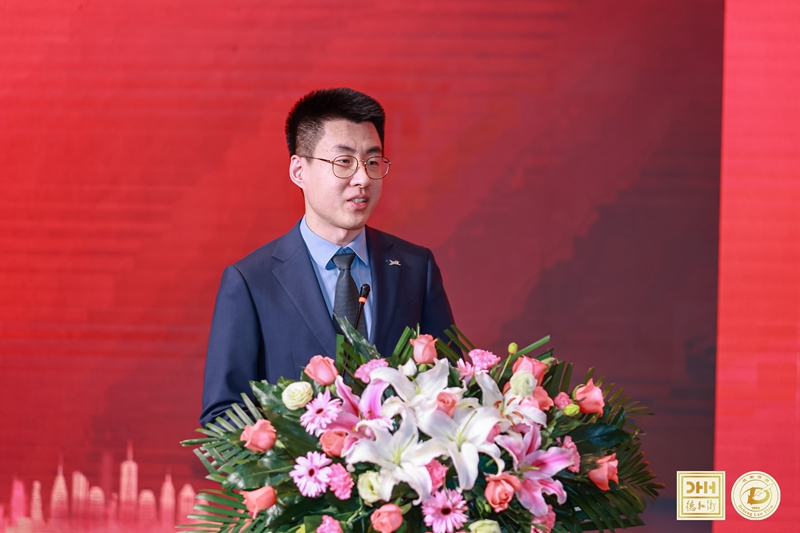 1.2 主持人于汉瑛.jpg