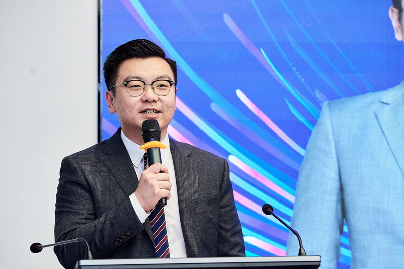 主持人 刘耕辰.jpg